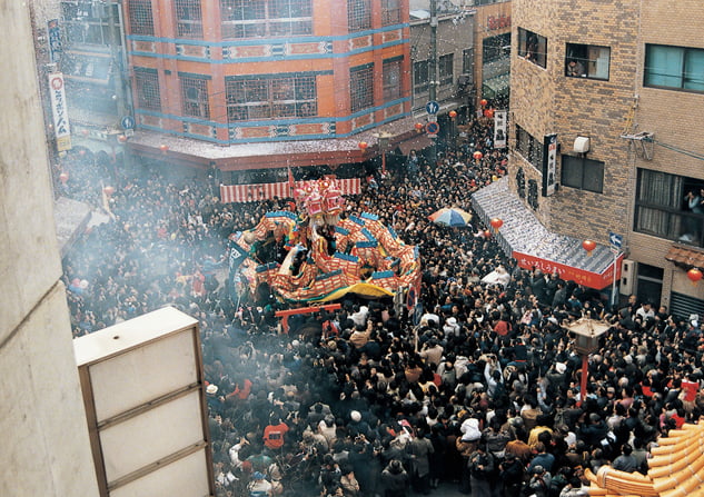 『第1回神戸南京町春節祭』開催。 以後、1989年（昭和天皇崩御）と1995年（阪神淡路大震災）の2回を除いて毎年開催している。 2011年からは名称を「神戸南京町春節祭」から「南京町春節祭」に改めた。