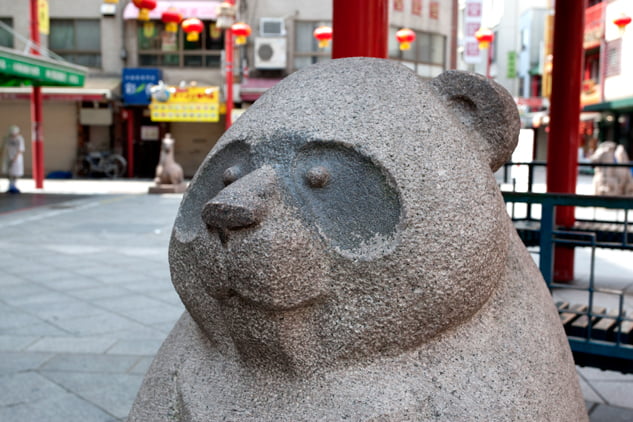 南京町広場に十二支の石像を設置。 ただし、猪のかわりにパンダ像が設置された。
