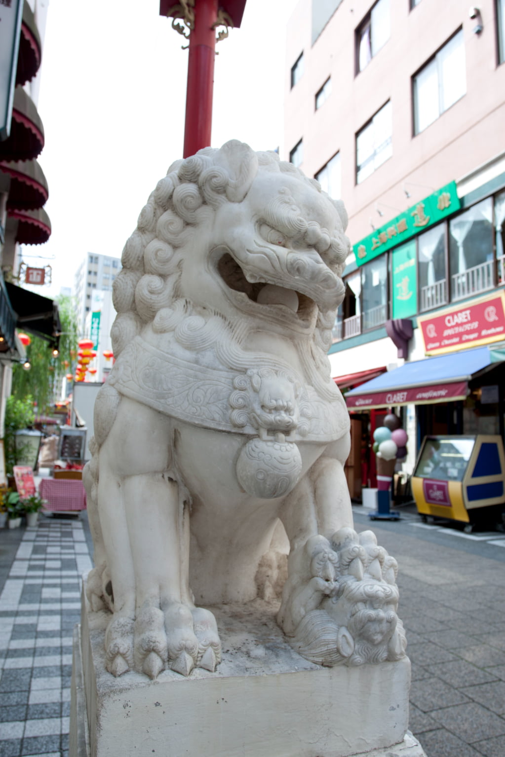 南京町北側入口に中国獅子像（大理石製）一対を設置。